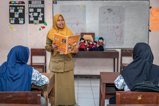 Teacher Teaches SETARA Module - Rutgers Indonesia